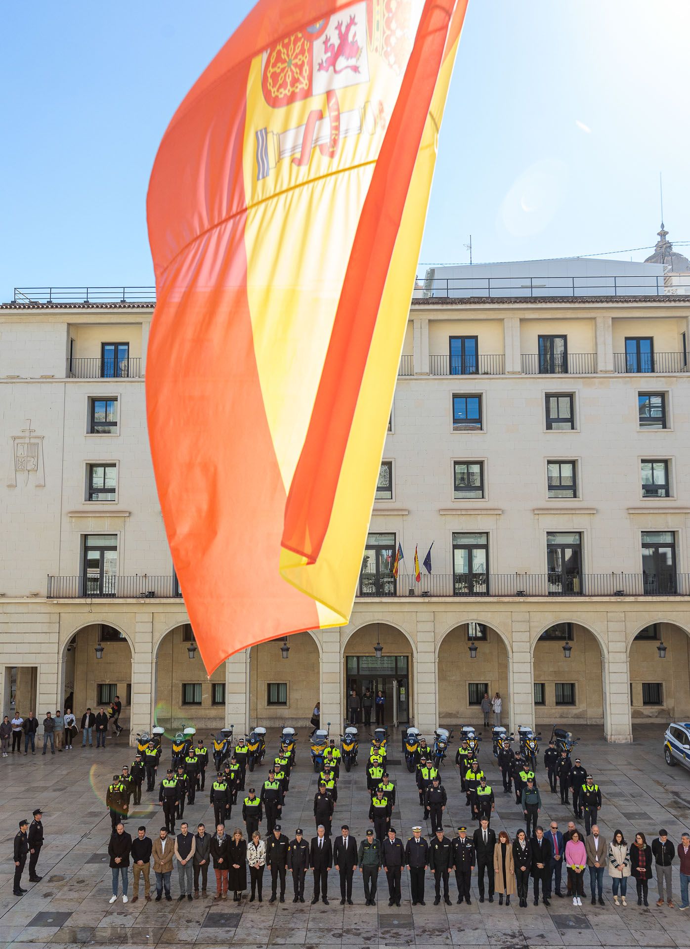 Minuto de silencio en ALicante por el asesinato de dos Guardia Civiles en Barbate