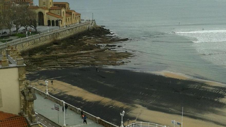 La playa de San Lorenzo vuelve a amanecer cubierta de una gran mancha de carbón