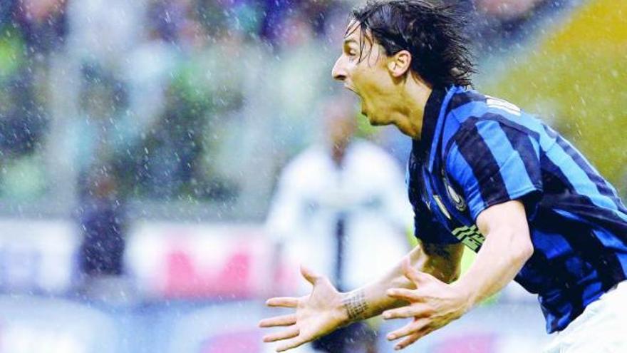 Ibrahimovic, del Inter, celebra uno de sus goles ante el Parma.