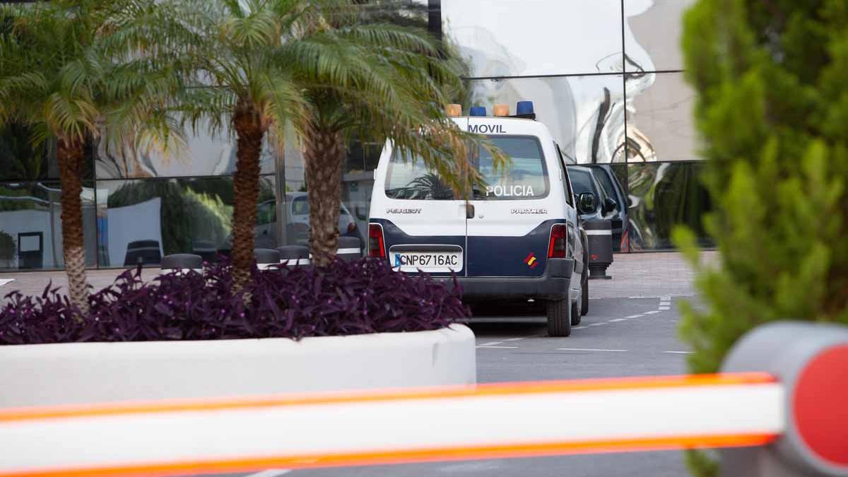 La entrada del hotel con vehículos de la Policía Nacional que investigan los hechos.
