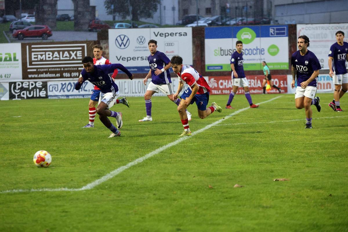 Lombao corre a por un balón en disputa con Achore.