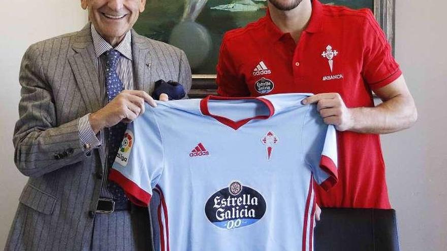 Lucas Boyé y el presidente del Celta, Carlos Mouriño, ayer. // RCCelta