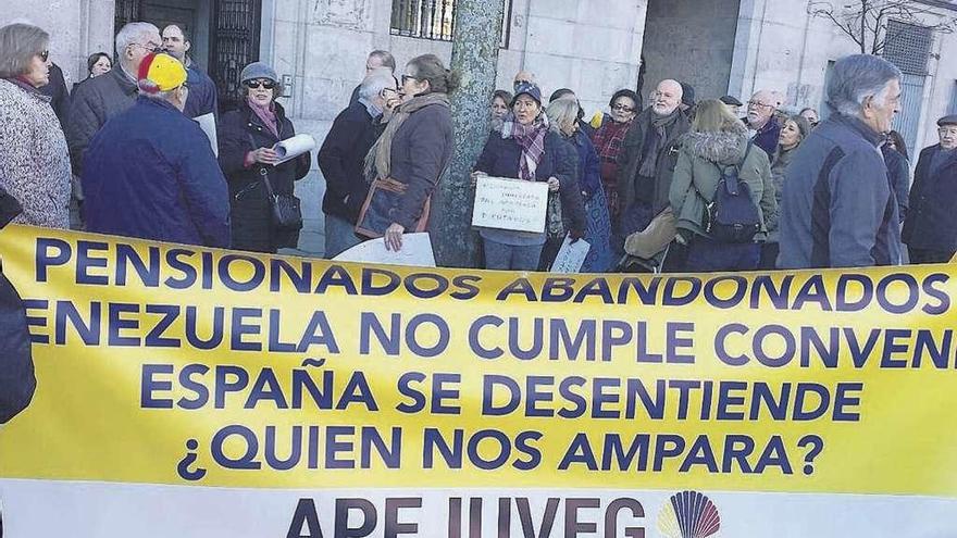 Protesta de jubilados retornados de Venezuela ante el Consulado de Vigo por el impago de sus pensiones.