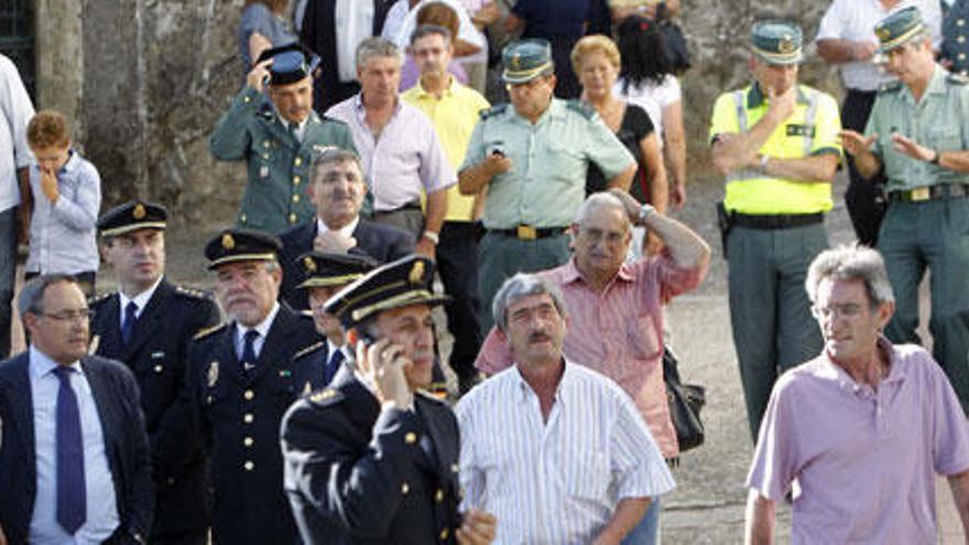 Vecinos y allegados  visitan la capilla ardiente del guardia civil fallecido en A Cañiza