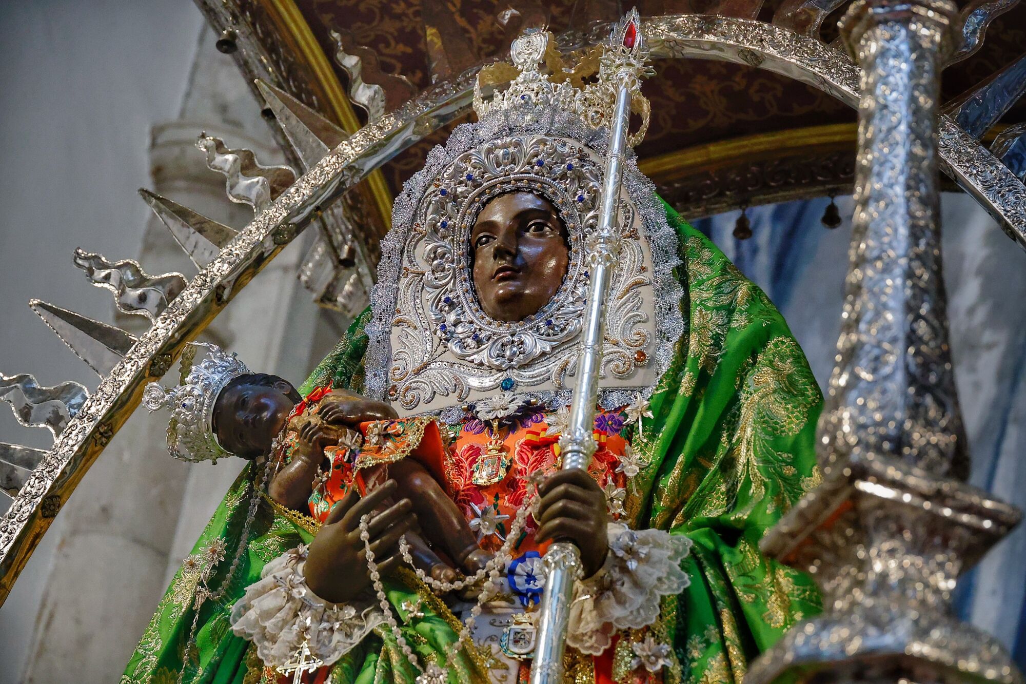 Jaime Estévez se encarga de la preparación de la Virgen de Candelaria para su visita a Santa Cruz