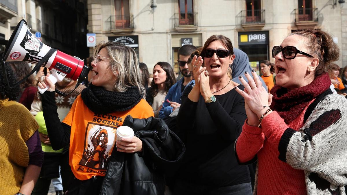 Un grupo de trabajadoras del sector social protestan este jueves en la plaza Sant Jaume.
