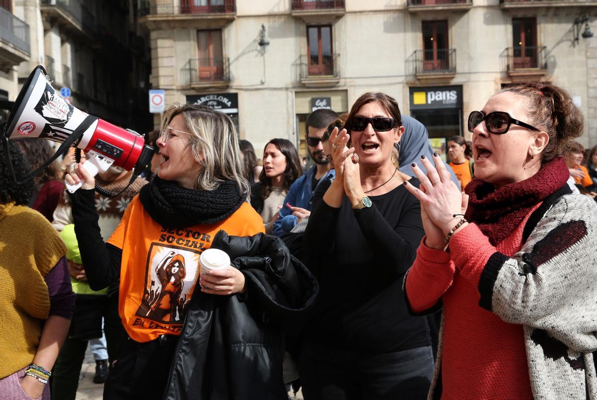 Un grupo de trabajadoras del sector social protestan este jueves en la plaza Sant Jaume.