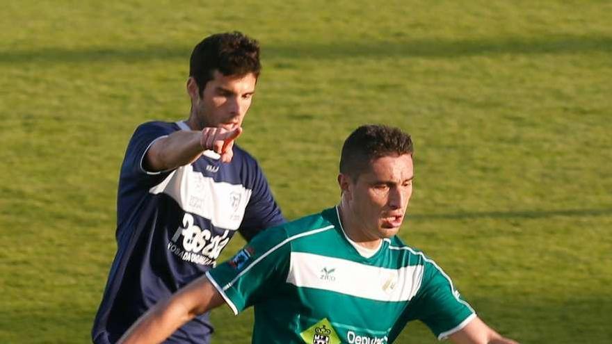 Cristóbal, del Coruxo, conduce un balón en un lance del partido de ayer en Miramar. // Mara Villamuza