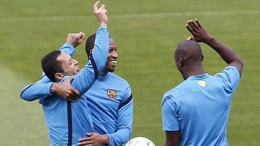 Adriano, Keita y Abidal bromean, ayer, en el entrenamiento en el Camp Nou.