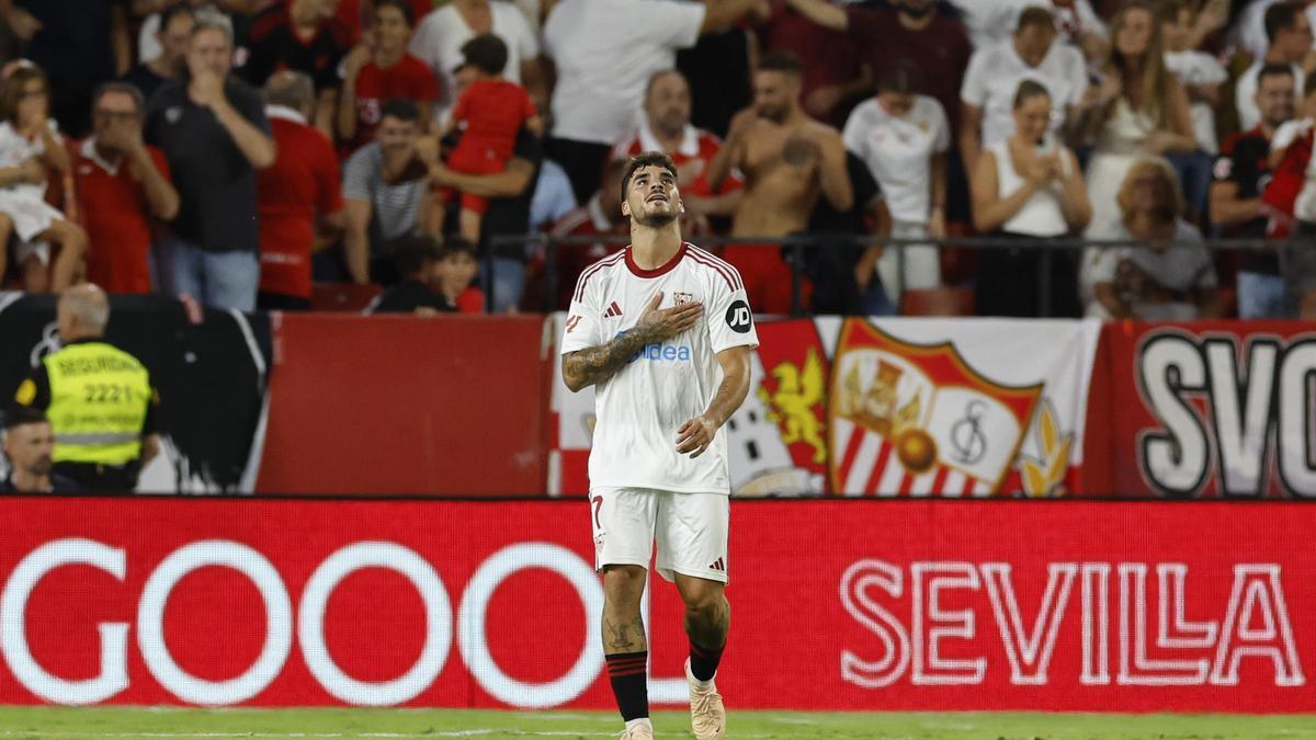 Isaac Romero adelanta al Sevilla al descanso (1-0)