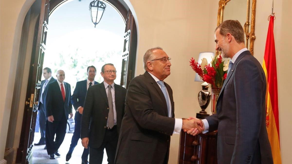 Felipe VI saluda a empresarios españoles, este miércoles, en la residencia del embajador de España en La Habana.