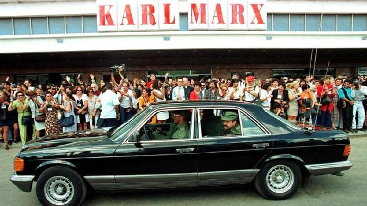 1997 - El Mercedes de Fidel passa davant del mercat Karl Marx, a la capital cubana.