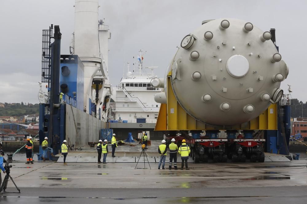 La espectacular carga de un barco corta la navegac