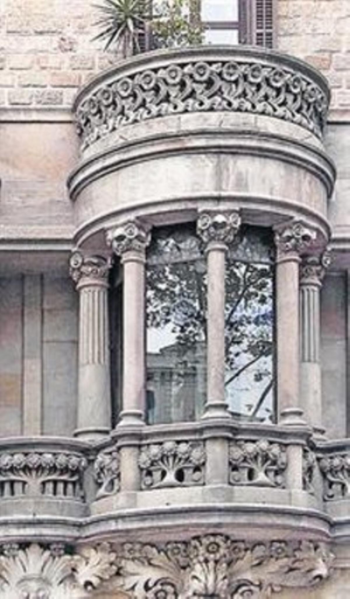 A la izquierda, la cúpula de la Rambla del Prat, 2, y a la derecha, una de las tribunas de la calle Valldonzella, 5.