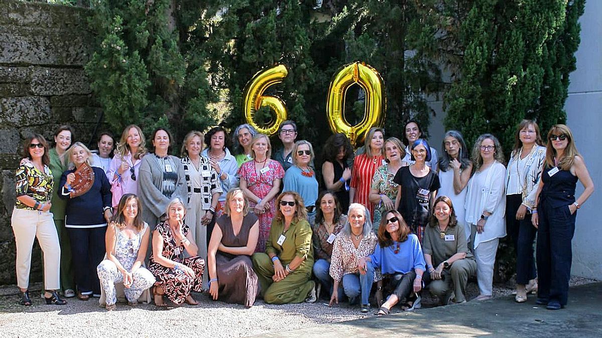Antiguas alumnas de las Acacias reunidas en el Pazo de Petán por su 60 aniversario.