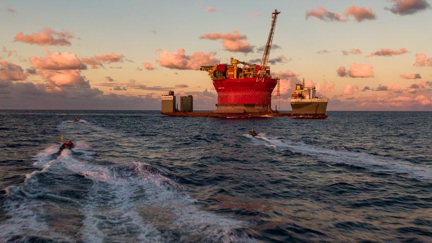 Activistas de Greenpeace suben a una plataforma petrolífera el norte de Canarias