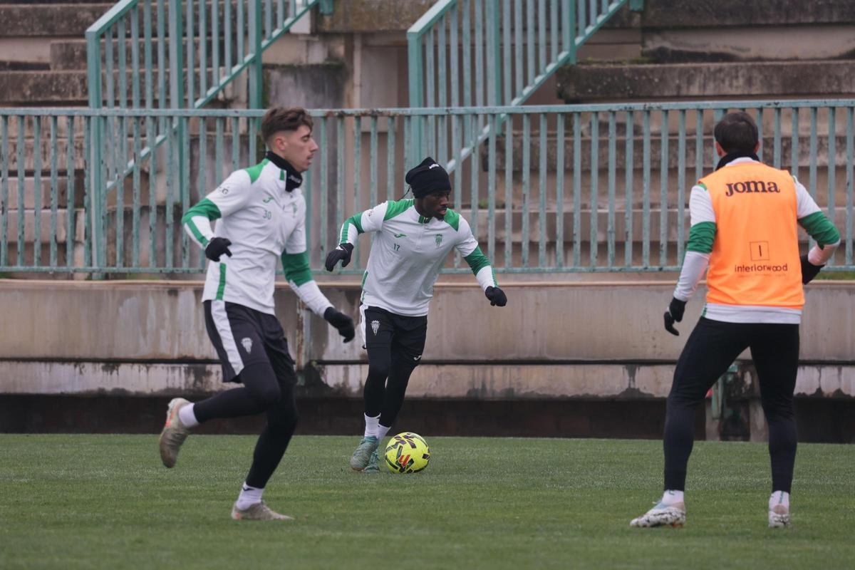 Adilson Mendes conduce el balón durante el entrenamiento del Córdoba CF de este jueves.