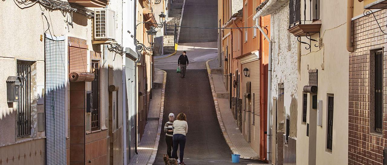 Varios vecinos de Sellent en una de sus empinadas calles, en una imagen de esta semana. | PERALES IBORRA