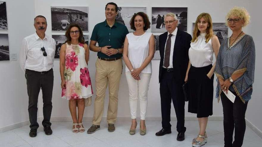 García Cirac (en el centro), en la inauguración de la muestra fotográfica &quot;Pastores&quot;, en Alcañices.