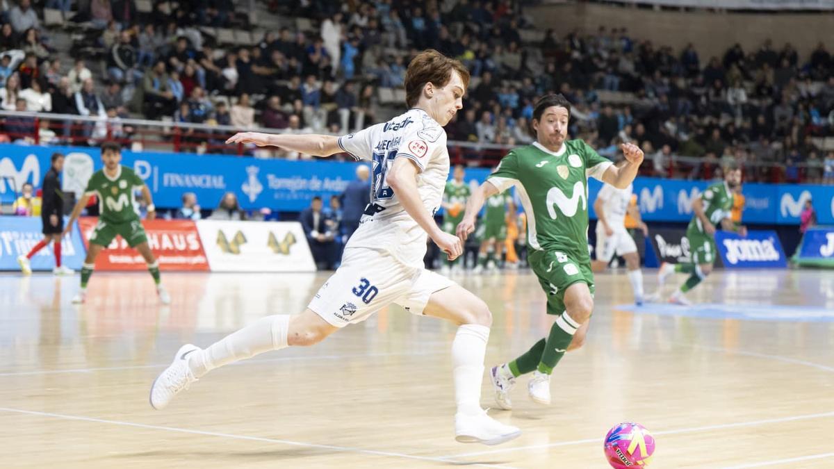 El joven Arechaga, presionado por un rival.