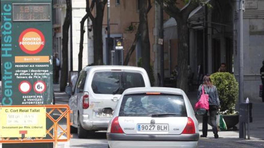 Un vehicle passa pel control d&#039;accés amb càmeres al Barri Vell.