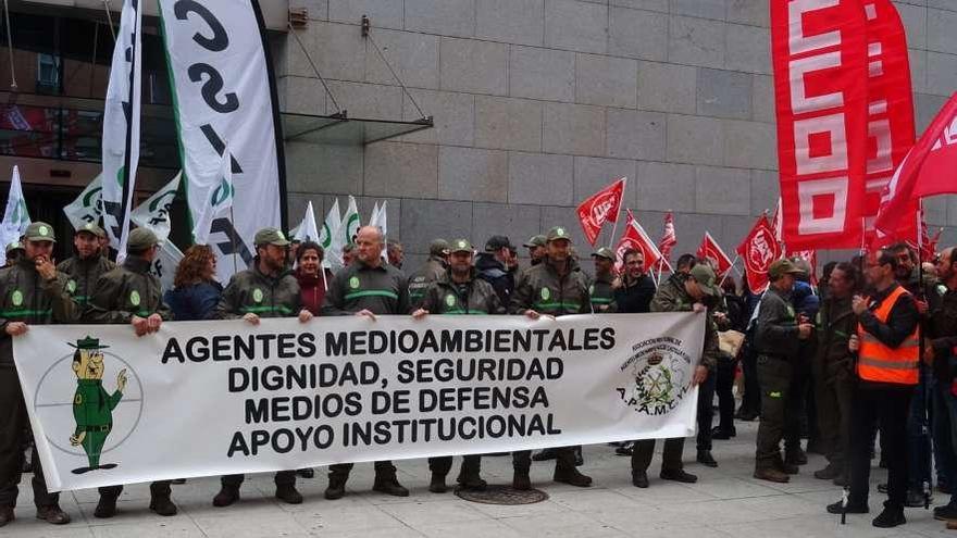 Manifestación de agentes medioambientales de Castilla y León, ayer en Valladolid.