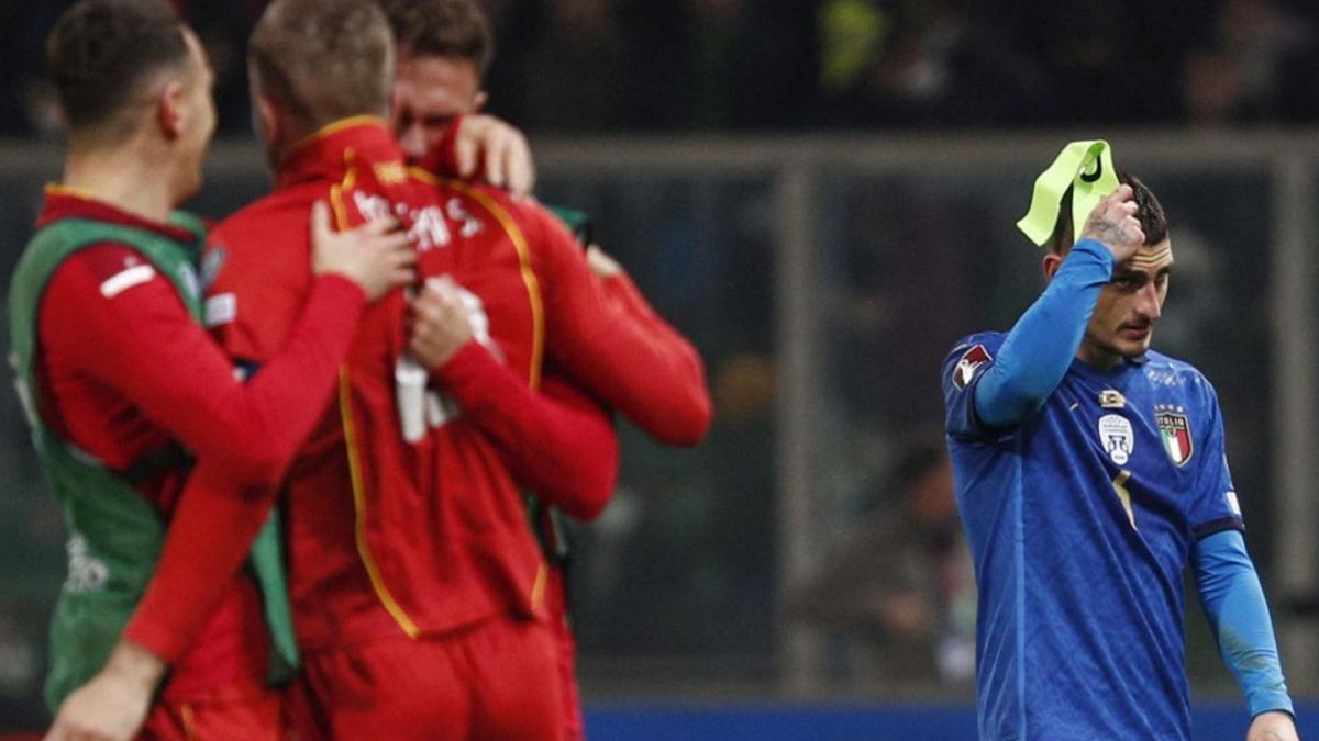 Los jugadores macedonios celebran la clasificación ante Verratti. |  // REUTERS