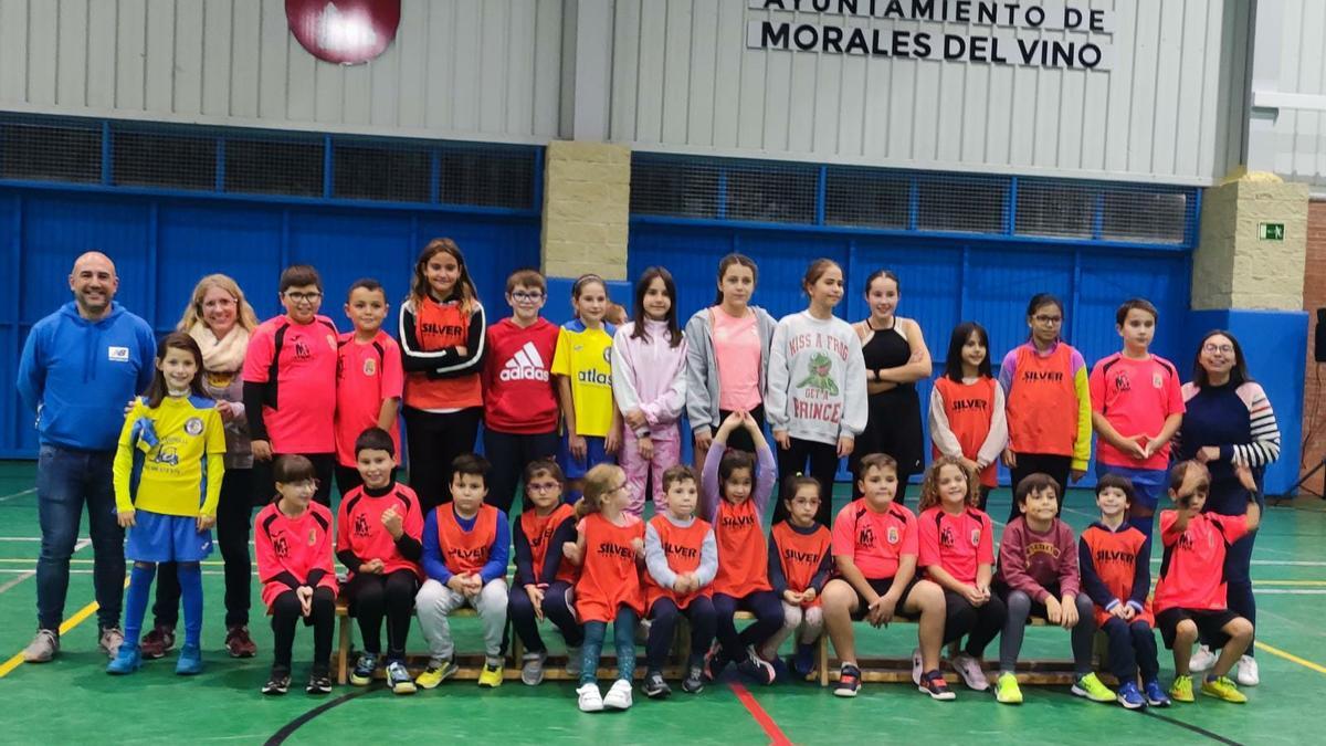 Conjuntos de balonmano de la localidad de Morales del Vino.