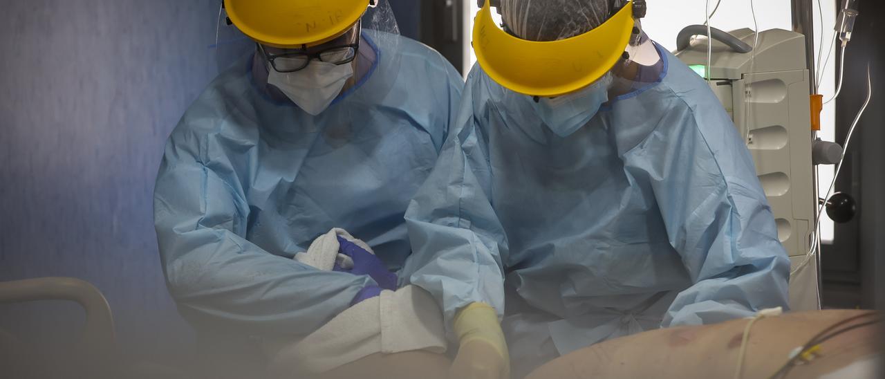 Sanitarios atendiendo a un paciente covid en la UCI del Hospital de Sant Joan, en una imagen de archivo.