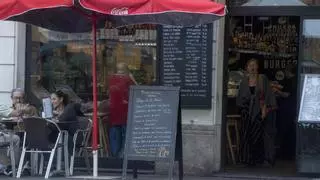 Menú al mediodía y gasto grande al salir de noche: la estrategia española para seguir yendo al restaurante en tiempos de inflación