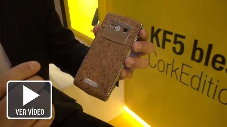 IKI Mobile presenta el primer móvil con acabado en corcho