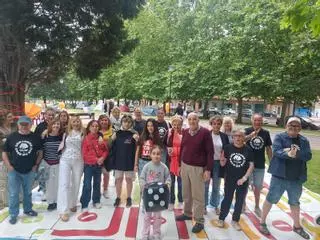 La acampada de La Calzada sigue en la lucha con corros y juegos: "Hay que mantener viva la reivindicación"