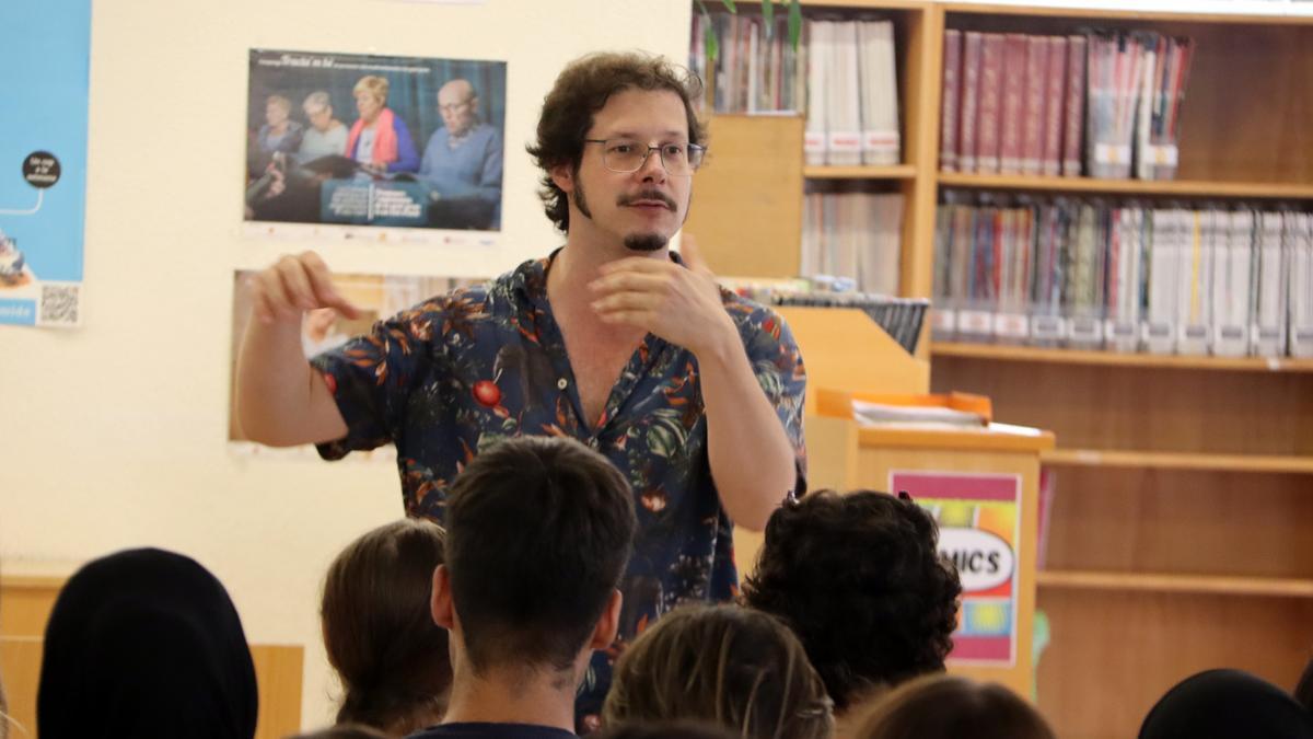 El poeta Josep Pedrals imparteix una sessió a l'Institut Lacetània de Manresa