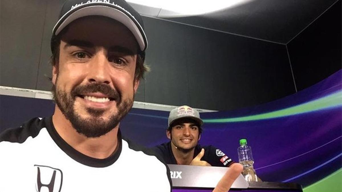 Alonso y Sainz se hicieron un selfie durante la rueda de prensa en Malasia