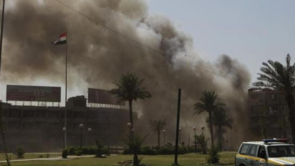 Densa humareda tras la explosión cerca de la iglesia del Sagrado Corazón del barrio de Karrada, en Bagdad.