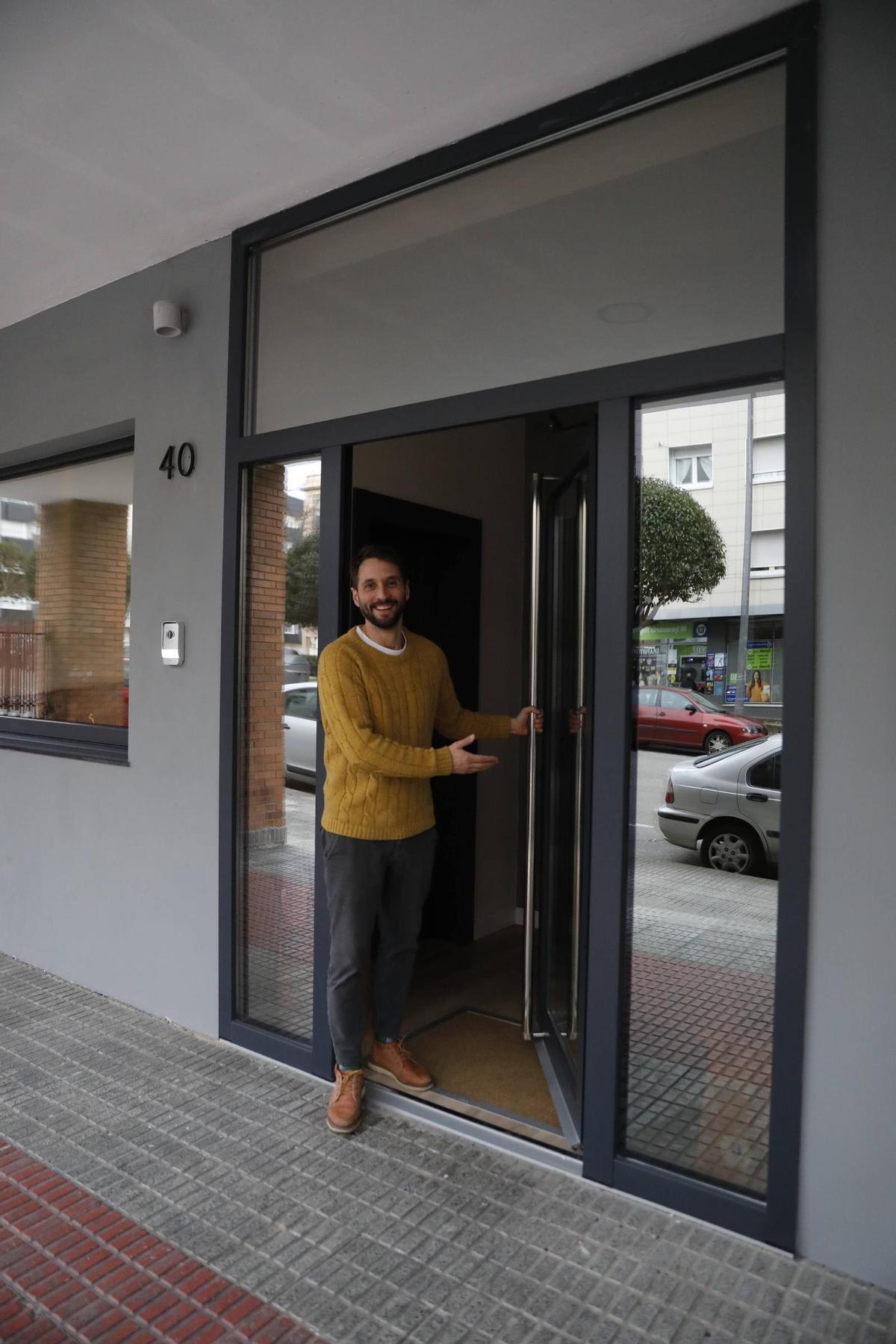 Los residentes de bajos comerciales convertidos en vivienda en Gijón, en imágenes