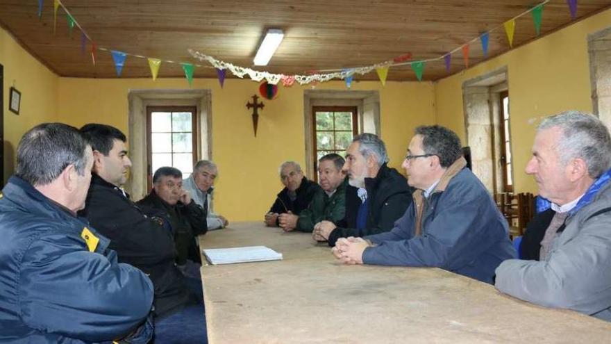 Cores Tourís, tercero por la derecha, se reunió con integrantes de la Sofor de Parada.