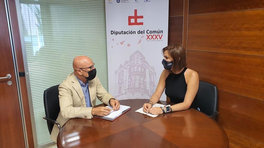 La concejala del Ayuntamiento de Santa Cruz de Tenerife Evelyn Alonso y el Diputado del Común, Rafael Yanes, durante la reunión.