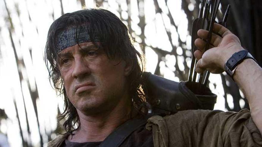 Sylvester Stallone como John Rambo.