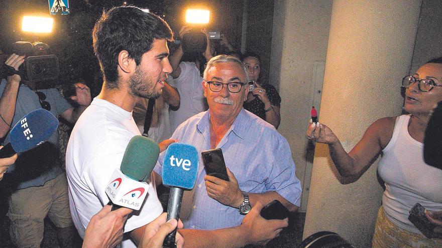 Carlos Alcaraz y su copa de campeón ya están en El Palmar