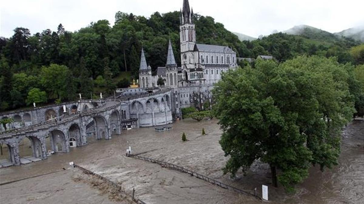 El santuario de Lourdes, anegado por el agua.