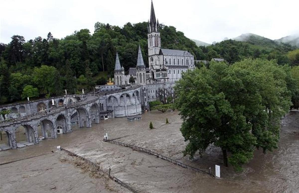 El santuari de Lourdes, inundat per l’aigua. El santuari de Lourdes, inundat per l’aigua.