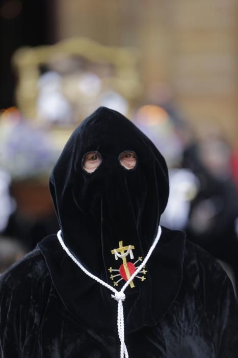 La lluvia obliga a dar la vuelta a la procesión ovetense del Santo Entierro