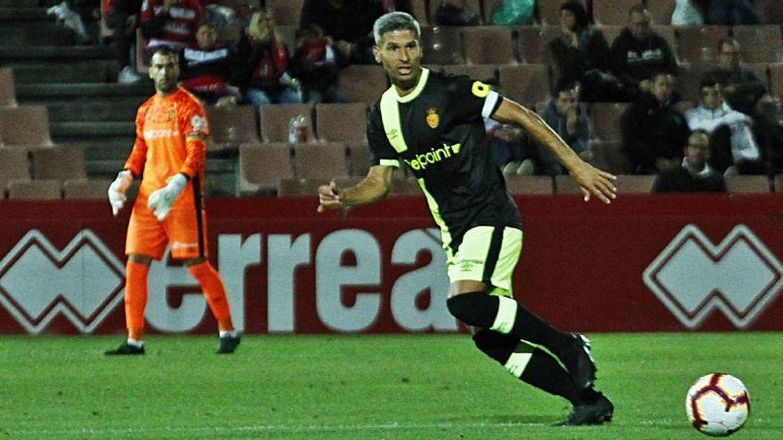 Salva Sevilla ataja el esférico, ante la atenta mirada de Manolo Reina, en el último encuentro del conjunto bermellón.