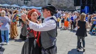 Los bailes y la música tradicional gallega llenaron el corazón del casco histórico de Santiago