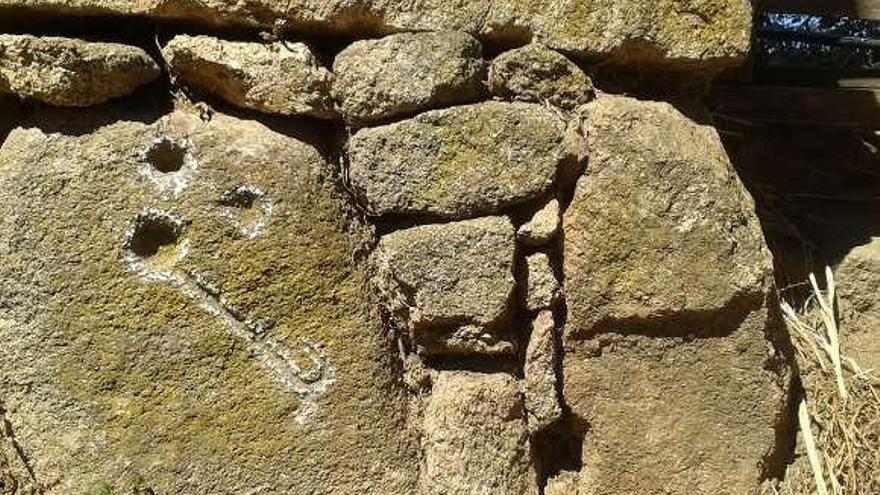 Petroglifo de Coviñas, a las orillas del río Támega.  // FdV