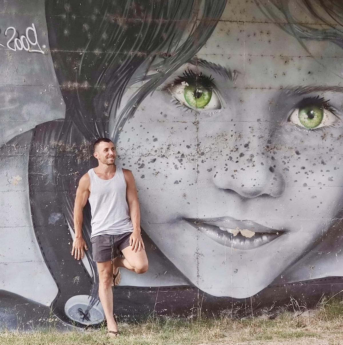 Carlos Martínez junto al mural de "La Niña del Tera"