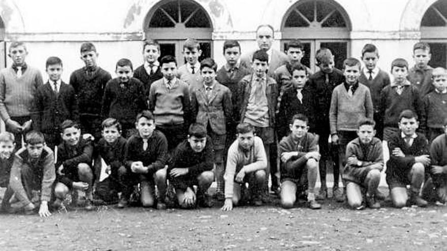 Alumnos de segundo de Bachillerato del curso 1962-63, a las puertas del Colegio del Sagrado Corazón.