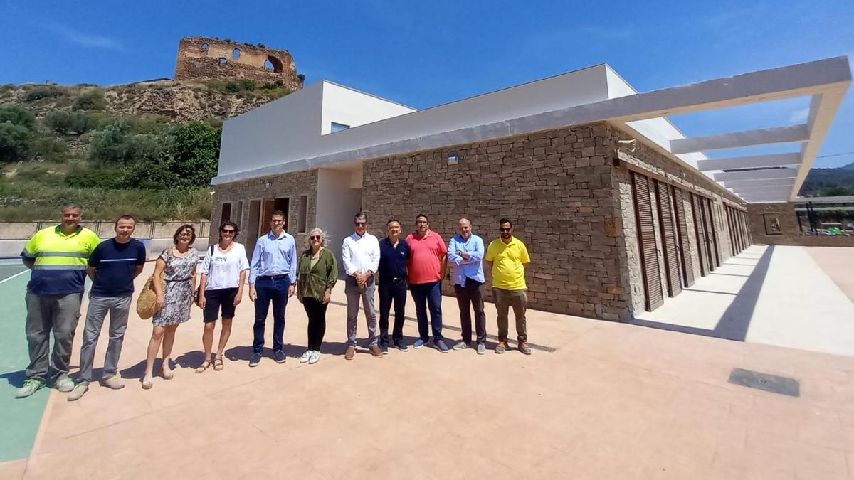 Foto de familia de la visita al nuevo colegio de Castellnovo, este martes.