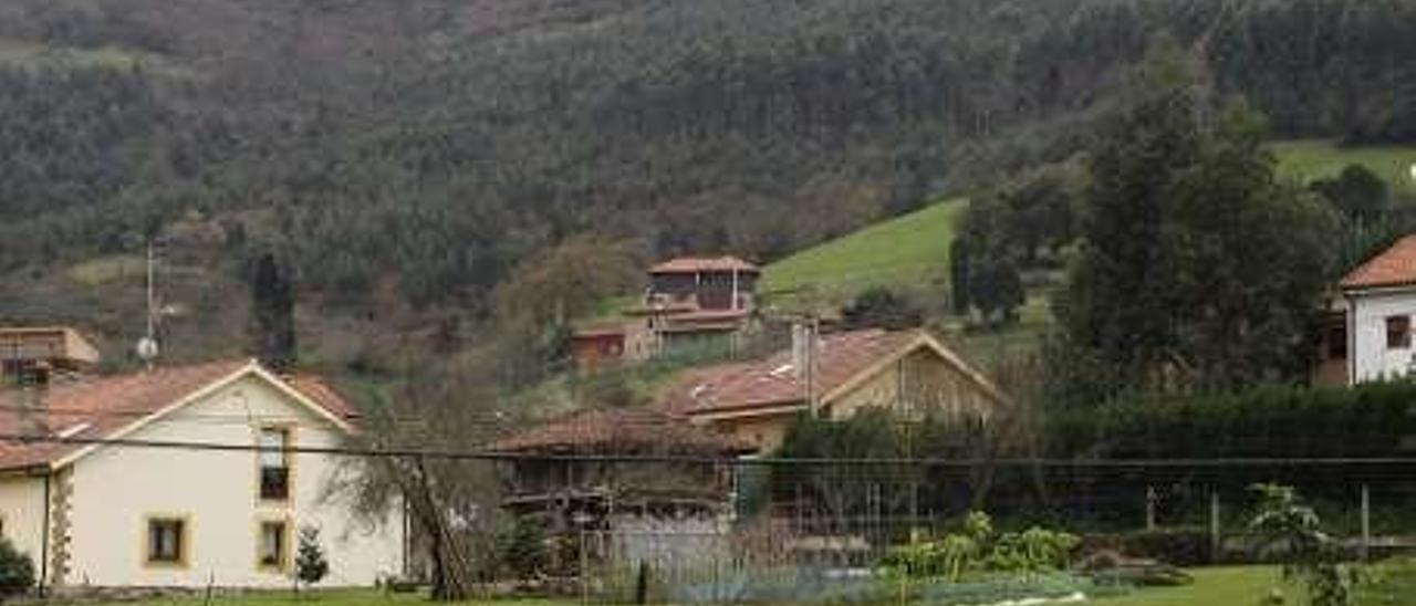 Arriba, espacio sin edificar al lado del Intra. A la derecha, área de viviendas en la zona rural.